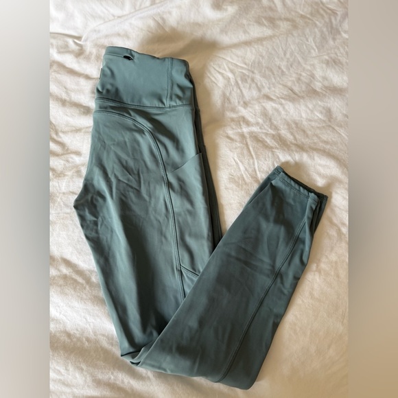 Vuori All the Feels Pocket Legging- Like New - Picture 2 of 6